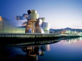 Guggenheim Museum – Bilbao CC BY-SA 4.0 Edwin Poon-at-flickr
