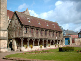 Kapitelbibliothek in Noyon CCBYSA3.0 Chatsam at-wikimedia.commons